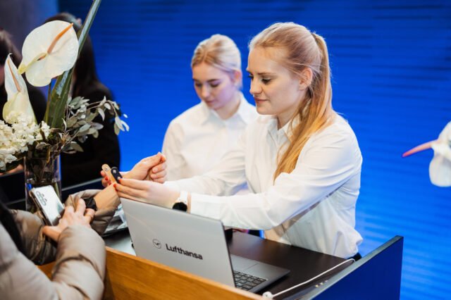 Hostess tw230228 0878